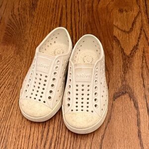 Native Kids Water Shoes in white